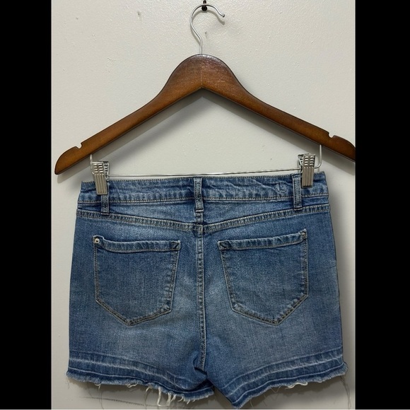 341 Kensie Jeans | EUC Women’s Blue Distressed Cutoff Denim Shorts (Size 6/28) - Picture 3 of 13